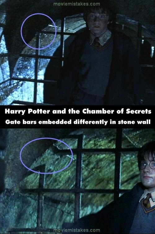 Cánh cổng bằng thép được gắn vào bức tường đá theo những cách hoàn toàn khác nhau trong các cảnh Harry chạy trốn khỏi Tử xà Basilisk